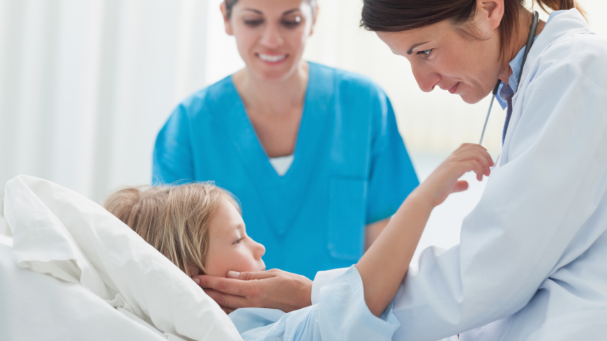 Bedside handover är en metod för överrapportering som både barn och föräldrar är positiva och nöjda med enligt en utvärdering. Foto: Shutterstock